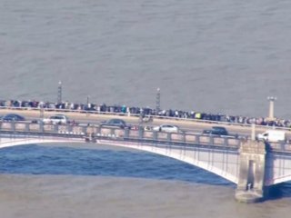 Огромна опашка се образува пред Уестминстърския дворец докато хиляди хора чакаха възможност