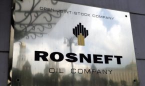 Канцлерът Олаф Шолц, министърът на икономиката Роберт Хабек и премиерът на провинция Бранденбург ще представят по-късно днес подробности около решението относно подразделението "Роснефт Дойчланд" (Rosneft Deutschland), което е сред най-големите предприятия за преработка на петрол в страната. 