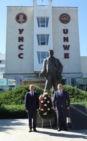 
След откриването на новата академична година премиерът Гълъб Донев участва в поднасянето на венци и  цветя пред паметника на проф. Стефан Бобчев, основател и първи ректор на УНСС.
