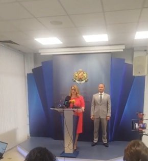  Деница Златева на брифинг с министъра на енергетиката Росен Христов