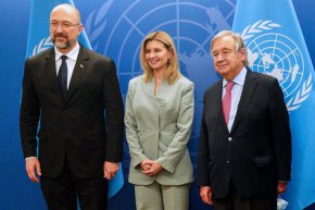 Премиерът на Украйна Денис Шмихал (вляво), първата дама на Украйна Елена Зеленска и генералният секретар на ООН Антонио Гутериш по време на Общото събрание на ООН в централата на ООН на 20 септември. (Bebeto Matthews/Pool/AFP/Getty Images)