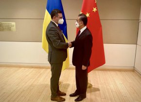 
Според китайското външно министерство в четвъртък Ван И се е срещнал с руския външен министър Сергей Лавров.