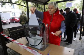 Жена гласува по време на референдум в подвижна избирателна секция в Мариупол, Донецка народна република, Украйна, на 23 септември. (AP)