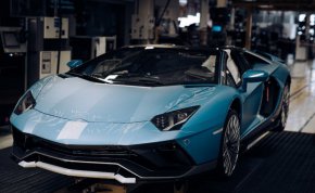 
"Lamborghini Aventador промени правилата на играта още при пускането си на пазара и беше флагманският модел на Lamborghini в продължение на 11 години на производство", заяви в изявление Стефан Винкелман, председател и главен изпълнителен директор на Lamborghini.