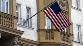 Посолството на САЩ в Москва призова своите граждани да напуснат Русия незабавно, докато "все още има възможност" за това. Това съобщи БГНЕС, цитирайки  уебсайта на дипломатическата мисия.