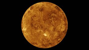 
„Венера във Везни (29 септември 2022 г. – 23 октомври 2022 г.): За да получим, е много важно да отдадем!”, така астрологът Алекс Николов започва прогнозата си за настъпващия по-добър период в живота на всеки от нас и на света от четвъртък, 29 септември. Това е важно, защото все още сме под влияние на ретроградния Меркурий, но далеч не само той ни пречи – ретроградни са също гигантите Юпитер и Сатурн, както и повечето от останалите планети – общо 7. Добрата новина е, че отиваме към края на този опък период.