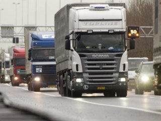    Сърбия обмисля да забрани на камионите да изпреварват на