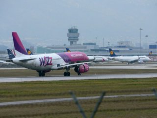    Нискотарифната авиокомпания Wizz Air е оставила пътниците си от