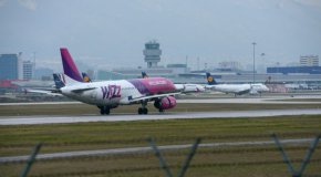
Днес други пътници на Wizz Air от отменен полет за Валенсия повече от шест часа чакат на Терминал 1 на летище "София", без яснота кога ще могат да заминат, съобщи БНР. Проблеми има и с друг полет на авиокомпанията за Копенхаген