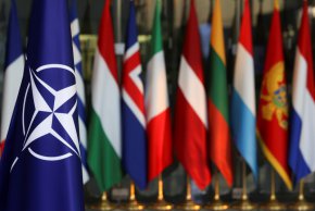 Националните флагове на членовете на НАТО се виждат в централата на алианса в Брюксел на 4 март. (Ив Херман/Reuters)