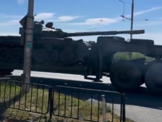 Очевидец сподели във ФБ видео с танково шествие по никое