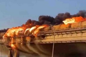 При взрива на Кримския мост загинаха трима души, а водолази проверяват района.