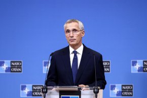 Генералният секретар на НАТО Йенс Столтенберг дава пресконференция на 30 септември. (Kenzo Tribouillard/AFP/Getty Images)