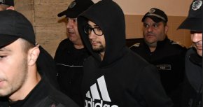 
Софийският градски съд остави за постоянно в ареста сириеца Йосиф Иззе, обвинен за причиняване на смърт по непредпазливост вследствие на умишлено нанесена телесна повреда на таксиметров шофьор в София.