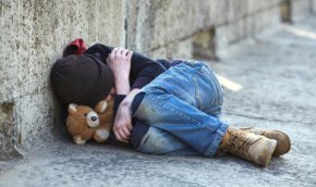 Децата, живеещи в бедност в Украйна, са нараснали с още половин милион, което нарежда страната на второ място, следвана от Румъния с още 110 000 деца, които са изпаднали в бедност, отбелязва проучването.