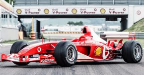 Не е реплика, не е резервна част, не е развойно муле - това Ferrari F2003 GA е точният автомобил, с който Михаел Шумахер спечели пет Гран при през 2003 г. , като му помогна да спечели шестия си шампионат при пилотите и петия пореден шампионат при конструкторите на Ferrari.