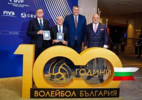 „100 години български волейбол. Благодаря за уважението. Благодаря, че съм част от това семейство, като посланик на европейския волейбол. Организирхаме европейско и световно първенство за мъже, и европейско първенство за жени по време на моите два мандата, като министър на спорта.