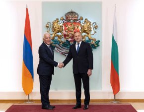 
Президентът на Армения Вахагн Хачатурян е у нас на държавно посещение по покана на българския си колега Румен Радев. Това е първата визита на арменски президент в България от 14 години насам и се състои в контекста на 30-годишнината от установяването на двустранни дипломатически отношения между България и Армения, която се отбелязва тази година.