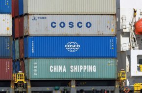 Контейнери на китайските компании China Shipping и COSCO (China Ocean Shipping Company) са натоварени на контейнер, докато напуска пристанището в Хамбург, Германия, 11 март 2020 г. REUTERS/Fabian Bimmer