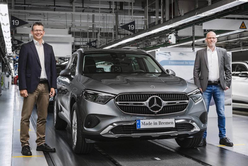 Двама от топ мениджърите в завода на Mercedes-Benz в Бремен,