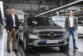 Двама от топ мениджърите в завода на Mercedes-Benz в Бремен, Михаел Фрийс (вляво) и Михаел Петерс (вдясно)