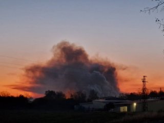 Пожар гори в двора на завод Арсенал в Казанлък в