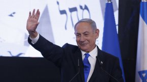 

Заедно със съюзниците си от религиозните и крайнодесните партии Нетаняху е на прага на постигане на мнозинство от 61 места в парламента, показват данните от екзитпола. А заедно със съюзниците си центристът Лапид ще спечели общо 54 места.