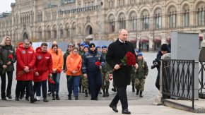 Руският президент поднесе цветя пред паметника на Кузма Минин и Дмитрий Пожарски, открит след реконструкция на Червения площад в Москва, в Деня на единството на Русия в петък