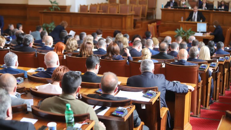 Парламентът обяви обществена поръчка за доставка на български и чуждестранни