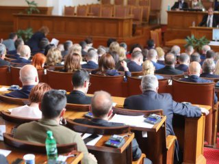 Парламентът обяви обществена поръчка за доставка на български и чуждестранни