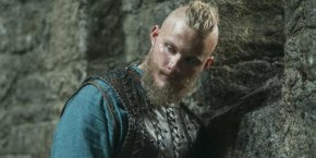  В хитовата лента Бьорн Железния играе син на най-легендарния водач на викингите – Рагнар Лодброк, който първи повежда народа си към Англия и Франция. 