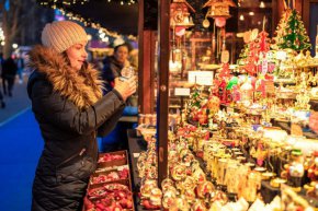 Коледният пазар в Единбург е обявен за най-добрия в Европа от National Geographic. С бързото наближаване на декември нищо не може да се сравни с това да отидете на някой от празничните пазари в Шотландия и да се потопите в зимната атмосфера.