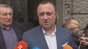 На брифинг в парламента Иван Иванов от Левицата каза, че е очевидно несправянето на политическото ръководство на МВР.