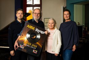 Любимата музикална четворка ABBA отпразнува годишнината от премиерата на десетата си студийна колекция Voyage с 2,5 милиона продадени копия по целия свят