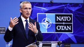 
"Но не бива да подценяваме Русия, тя все още има възможности", добави лидерът на НАТО в отделно интервю за Sky News. "Видяхме безпилотните самолети, видяхме ракетните атаки. Това показва, че Русия все още може да нанесе големи щети. "
