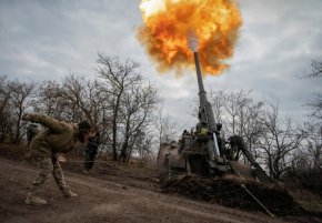 
Украинска военнослужеща стреля със самоходно оръдие 2S7 Pion на позиция на фронтовата линия в Херсонска област, Украйна, на 9 ноември. (Вячеслав Ратински/Reuters)