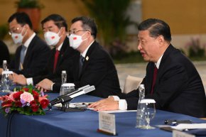 Президентът на Китай Си Дзинпин (вдясно) се среща с президента на САЩ в рамките на срещата на върха на Г-20 в Нуса Дуа на индонезийския курортен остров Бали на 14 ноември. (Saul Loeb/AFP/Getty Images)