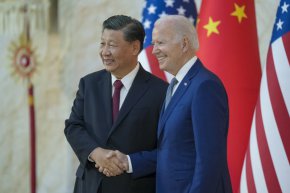Китайският президент Си Дзинпин призова за продължаване на сътрудничеството със САЩ по време на първата си лична среща с президента Джо Байдън в понеделник, но настоя, че опитите на Вашингтон да потисне или задържи Китай ще имат обратен ефект.
