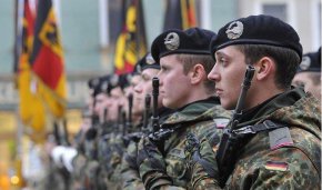 Според Bild министърът на отбраната Кристине Ламбрехт е наредила на войниците или да "отрежат" изцяло етикетите с буквите, или да изрежат само частта с обозначението на размера.