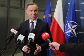В сряда Дуда заяви, че ракетата, която се е приземила в Полша във вторник, е "вероятно инцидент" от украинска страна при прехващане на пристигащи руски ракети.