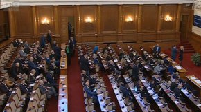При втората регистрация парламентарните групи на ГЕРБ-СДС, "Продължаваме промяната" и "Демократична България" отново не влязоха в пленарната зала и бяха регистрирани 92 народни представители. Това стана причина за политически изказвания в кулоарите.