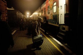 Жител се качва на евакуационен влак в понеделник, 21 ноември, в Херсон, Украйна. (Крис Макграт/Getty Images)