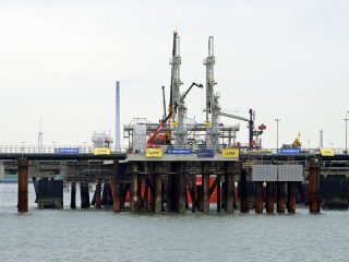 Придобиването и поддръжката на плаващи терминали за втечнен природен газ
