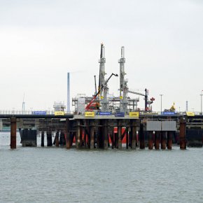 
Миналата седмица Германия завърши строителството на първото си плаващо FSRU в пристанището на Северно море Вилхелмсхафен