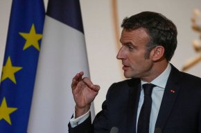 Френският президент Еманюел Макрон произнася реч по време на прием за кметовете на Франция в Париж в сряда. (Michel Euler/Pool/AFP/Getty Images)