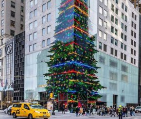 В Мидтаун Манхатън, Ню Йорк, ще се натъкнете на модерна и внушителна коледна елха, и не, не става дума за коледната елха в Рокфелер център.