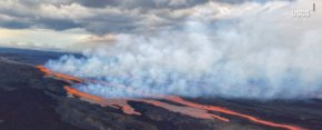 
Според Геологическата служба на САЩ сблъсъците между самолети и вулканична пепел могат да се случат, тъй като облаците от пепел трудно се различават от обикновените облаци, както визуално, така и чрез радар.
