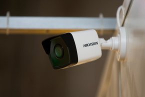 Hikvision, водеща китайска компания за видеонаблюдение, отхвърли предположенията, че представлява заплаха за националната сигурност на Великобритания, след като правителството на Обединеното кралство забрани използването на нейните системи за камери на "чувствителни" обекти