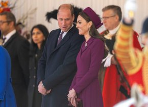 Пътуването е помрачено от напрежението между престолонаследника и брат му принц Хари и съпругата му Меган, които критикуват британското кралско семейство в американските медии.