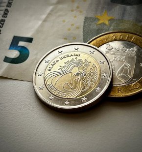 

Естония пусна вчера в обращение два милиона монети с номинал две евро и с изображение, напомнящо за Украйна. Ще се продават и специални издания с цел да бъдат събрани средства за тази воюваща страна, предаде Франс прес.